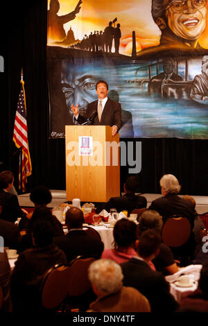 16. Januar 2006; San Francisco, CA, USA; Feier des Martin Luther King Day beitreten lokale Würdenträgern lokale afrikanische amerikanische Führer in San Francisco für ein Frühstück Treffen während der ehemalige Kalifornien Gouverneur ARNOLD SCHWARZENEGER zur Unterstützung der Arbeit von Dr. King spricht und legacy. Obligatorische Credit: Foto von Mike Fox/ZUMA Press. (©) Copyright 2006 von Mike Fox Stockfoto