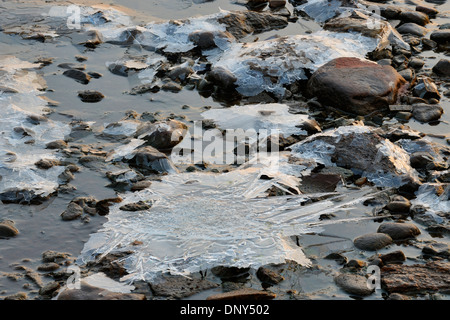 Schmelzende Eis entlang der Ufer des Munising Bay, Munising, Michigan, USA Stockfoto