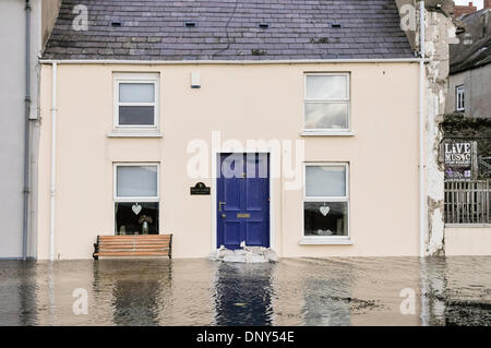 Portaferry, Nordirland. 6. Januar 2014 - vermeidet ein Haus eng Hochwasser in Portaferry, Nordirland. Die Stadt war von schweren Überschwemmungen durch die Flut und das stürmische Wetter bedroht. Bildnachweis: Stephen Barnes/Alamy Live-Nachrichten Stockfoto