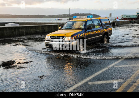 Portaferry, Nordirland. 6. Januar 2014 - Fahrzeug ein Küstenwache durch Meerwasser, der Hauptstraße in Portaferry, Nordirland überflutet hat. Die Stadt war von schweren Überschwemmungen durch die Flut und das stürmische Wetter bedroht. Bildnachweis: Stephen Barnes/Alamy Live-Nachrichten Stockfoto