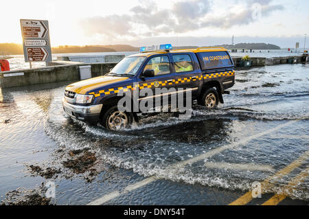 Portaferry, Nordirland. 6. Januar 2014 - Fahrzeug ein Küstenwache durch Meerwasser, der Hauptstraße in Portaferry, Nordirland überflutet hat. Die Stadt war von schweren Überschwemmungen durch die Flut und das stürmische Wetter bedroht. Bildnachweis: Stephen Barnes/Alamy Live-Nachrichten Stockfoto