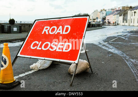 Portaferry, Nordirland. 6. Januar 2014 - ist die Hauptstraße wegen Überschwemmungen durch die Flut in Portaferry, Nordirland geschlossen. Die Stadt war von schweren Überschwemmungen durch die Flut und das stürmische Wetter bedroht. Bildnachweis: Stephen Barnes/Alamy Live-Nachrichten Stockfoto