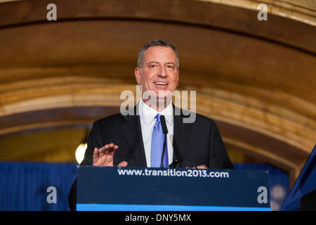 Bürgermeister Elect Bill de Blasio in New York City auf einer Pressekonferenz den Namen Stadtbeamten am 31. Dezember 2013. Stockfoto