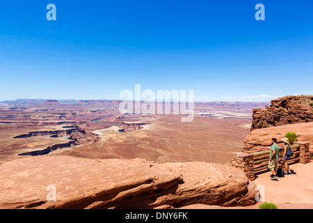 Junges Paar am Green River blicken, Insel im Himmel, Canyonlands National Park, Utah, USA Stockfoto