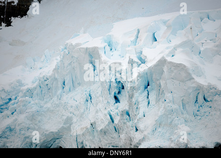 Antarktis - ein Gletscher aus dickem Eis und Schnee fällt allmählich ins Meer fließt an der Seite von den Bergen am Lemaire Kanal in der Antarktis. Die Lemaire Kanal wird manchmal auch als "Kodak Lücke' in einem Kopfnicken zu seiner berühmt malerische Aussicht bezeichnet. Stockfoto