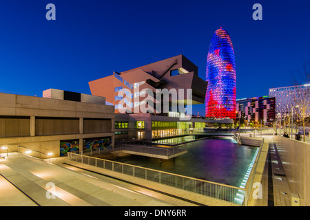 Design Museum oder Museu del Disseny mit Torre Agbar hinter in der Nacht, Barcelona, Katalonien, Spanien Stockfoto