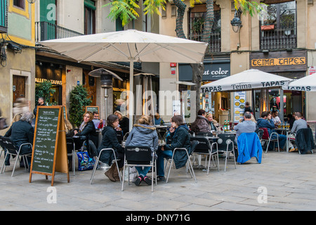 Menschen sitzen in einem Straßencafé im Viertel Barrio Gotico, Barcelona, Katalonien, Spanien Stockfoto