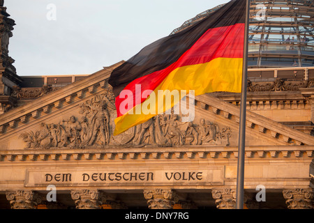 Deutsche Bundestag Reichstag vor Gebäude mit "Dem Deutschen Volke" Inschrift Berlin Deutschland Stockfoto