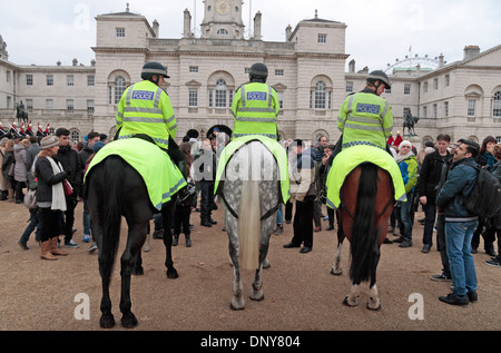 Drei mounted Police an die Changing Wachablösung auf Horse Guards Parade, London, UK. Stockfoto