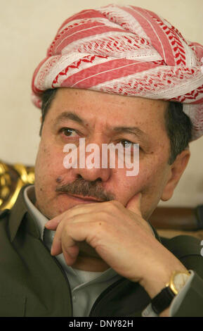 18. Januar 2006; Arbil, Irak; Präsident der Bundesrepublik Irakisch-Kurdistan Region NECHIRVAN BARZANI spricht mit Zeit-Korrespondent in seiner Residenz in Sallahedin, in der Nähe von Arbil, 18. Januar 2006. Irakisch-Kurdistan ist bisher die einzige anerkannte föderale Einheit innerhalb des Irak nach positiven Referendum für die Akzeptanz der neuen irakischen Verfassung. Obligatorische Credit: Foto von Sasa Kralj/JiwaFoto/ZUMA Press. (©) Stockfoto