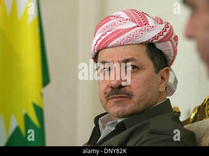 18. Januar 2006; Arbil, Irak; Präsident der Bundesrepublik Irakisch-Kurdistan Region NECHIRVAN BARZANI spricht mit Zeit-Korrespondent in seiner Residenz in Sallahedin, in der Nähe von Arbil, 18. Januar 2006. Irakisch-Kurdistan ist bisher die einzige anerkannte föderale Einheit innerhalb des Irak nach positiven Referendum für die Akzeptanz der neuen irakischen Verfassung. Obligatorische Credit: Foto von Sasa Kralj/JiwaFoto/ZUMA Press. (©) Stockfoto