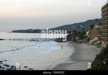 18. Januar 2006; Laguna Beach, Kalifornien, USA; Dieses Millionen Dollarhaus, gelegen an der Steilküste von Laguna Beach, die entlang der Strände an der Küste.  Dies ist ein typisch Südkalifornien Strand nach Hause. Die atemberaubende Aussicht auf den Pazifischen Ozean erklärt, warum der durchschnittliche Preis eines Hauses in Orange County die Hälfte Richtfest ist million-Dollar-Marke; Jeder will ein Stück von ihm. Obligatorische Credit: Foto Stockfoto