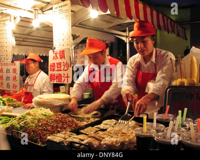 Knusprigen Pfannkuchen am Stall auf Wangfujing Nacht Lebensmittelmarkt - Peking, China Stockfoto