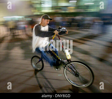 18. Januar 2006; West Palm Beach, FL, USA; Ricky Lee von Palm Beach Gardens konkurriert mit anderen Freak Bike Milizmitglieder, die längste Fahrt auf einem umgekehrten Lenkung Fahrrad zu nehmen. Lee sagte, dass das Fahrrad wie ein Einrad rückwärts zu fahren.  Die Freak-Bike-Miliz ist eine Gruppe von Mountain Bike-Enthusiasten, die viele ihrer Touren Entwicklung verloren haben. Infolgedessen haben sie begonnen Stockfoto