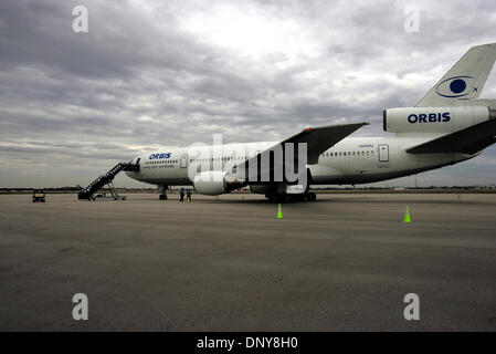 18. Januar 2006; West Palm Beach, FL, USA; Der fliegenden Augenklinik ORBIS ist eine DC-10 Flugzeug, das trägt einen OP-Saal und fliegt ins Ausland um lokale Augnärzte zu trainieren. Es ist bei PBIA bleiben, wie es bereit für Jamaika verlassen wird.   Obligatorische Credit: Foto von Libby Volgyes/Palm Beach Post /ZUMA Press. (©) Copyright 2006 von Palm Beach Post Stockfoto