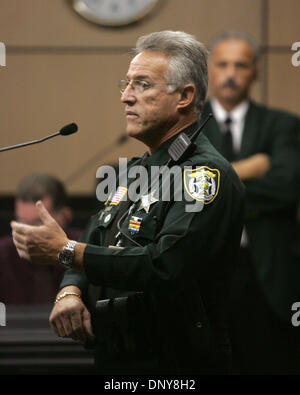 18. Januar 2006; West Palm Beach, FL, USA; Ehemalige Pahokee Polizeichef Rafael Duran bezeugt des Urteilsspruchs für Robert Jones Sr.  in Richter Richard Wennet Gerichtssaal. Jones wurde von zwei Grafen von Batterie auf einen Vollzugsbeamten, Widerstand gegen Verhaftung, Besitz von Marihuana und das fahren auf einer verschobenen Lizenz schuldig. Obligatorische Credit: Photo by Greg Lovett/Palm Beach Post /ZUM Stockfoto