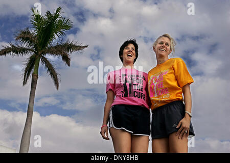 18. Januar 2006; West Palm Beach, FL, USA; Liz DeWoody, Administrator und Läufer und Krebs-Überlebenden für das Rennen für die Heilung, die mit ihrer guten Freundin Maureen Johnston, rechts, links, die auch teilnehmen wird.  Obligatorische Credit: Foto von Greg Lovett/Palm Beach Post/ZUMA Press. (©) Copyright 2006 von Palm Beach Post Stockfoto