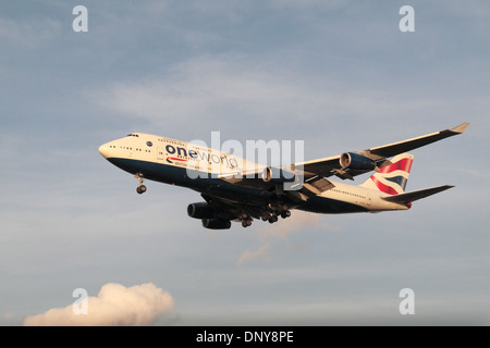 Eine British Airways Boeing 747-436 (G-CIVP) hereinkommen, landen am Flughafen Heathrow, London, UK. Stockfoto