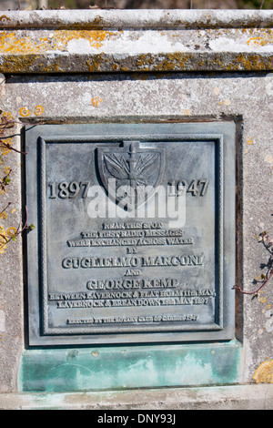 Gedenktafel für die erste Übertragung senden von Radio Nachrichten über Wasser Lavernock Punkt Vale von Glamorgan Wales UK Stockfoto