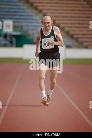 19. Januar 2006; Christchurch, Neuseeland; Neunzig Jahre alte SYD TAYLOR Köpfe auf die Ziellinie in einem 200m-Rennen. Taylor, der Strecke und Marathon - darunter ein 21.1 k Halbmarathon im vergangenen Jahr läuft-Gelübde zu laufen eine Meile zu seinem 100. Geburtstag. Obligatorische Credit: Foto von p.j. Heller/ZUMA Press. (©) Copyright 2006 von p.j. Heller Stockfoto