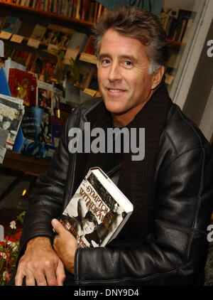 20. Januar 2006; Pacific Palisades, Kalifornien, USA; Autor CHRISTOPHER KENNEDY LAWFORD (Sohn von Peter Crawford), posiert mit seinem Buch "Symptome der Rücknahme" in der Dorf-Buchhandlung in Pacific Palisades. Obligatorische Credit: Foto von Rich Schmitt/Palisadian-Post/ZUMA Press. (©) Copyright 2006 von Rich Schmitt/Palisadian-Post Stockfoto