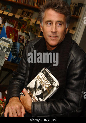 20. Januar 2006; Pacific Palisades, Kalifornien, USA; Autor CHRISTOPHER KENNEDY LAWFORD (Sohn von Peter Crawford), posiert mit seinem Buch "Symptome der Rücknahme" in der Dorf-Buchhandlung in Pacific Palisades. Obligatorische Credit: Foto von Rich Schmitt/Palisadian-Post/ZUMA Press. (©) Copyright 2006 von Rich Schmitt/Palisadian-Post Stockfoto