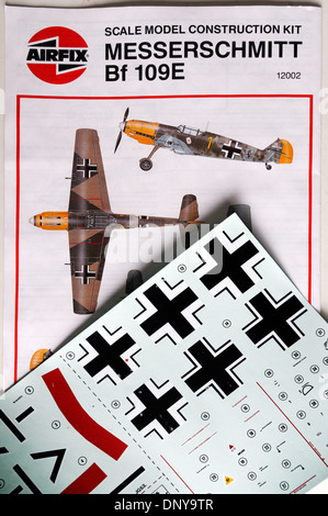 Hakenkreuz Decals für die Modellierung von Kunststoff Maßstab. Kits von deutschen WW2 Flugzeuge werden ohne das Hakenkreuz geliefert, aber Sie können sie kaufen. Stockfoto