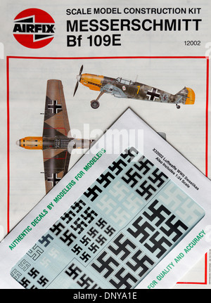 Hakenkreuz Decals für die Modellierung von Kunststoff Maßstab. Kits von deutschen WW2 Flugzeuge werden ohne das Hakenkreuz geliefert, aber Sie können sie kaufen. Stockfoto