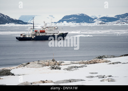 Antarktis - Die Polar Pioneer, der Antarktis Kreuzfahrt Schiff, ist vor der Küste von Petermann Island auf der Antarktischen Halbinsel verankert. Stockfoto