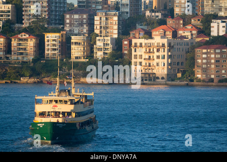 Sydney-Fähre Circular Quay Kreuzung Hafen vorbei an Wohnhäusern in Kirribilli Sydney New South Wales Australien verlassen Stockfoto