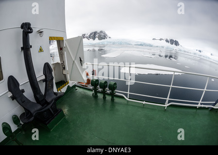 Antarktis - Auf den Bug des Polar Pionier, der Antarktis Kreuzfahrt von Aurora Expeditions betrieben. Stockfoto