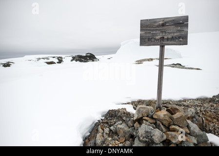 Antarktis - Ein altes hölzernes Schild verkündet der Britischen Krone Land in der Nähe von Historic Wordie Haus in der Antarktis. Ursprünglich als Basis F bekannt und später umbenannt, nachdem James Wordie, chief scientist über Ernest Shackleton's große Antarktis-expedition Wordie Haus stammt aus der Mitte der 1940er Jahre. Es war einer der wenigen Basen von den Briten errichtet als Teil einer geheimen Weltkrieg-II-Mission codenamed Operation Tabarin. Das Haus ist intakt erhalten und steht in der Nähe von wernadsky Forschungsbasis in der Argentinischen Inseln in der Antarktis. Stockfoto