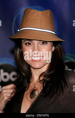 21. Januar 2006; Pasadena, Kalifornien, USA; Schauspielerin JACQUELINE OBRADORS auf der ABC-TCA-Party statt im Windkanal. Obligatorische Credit: Foto von Lisa O'Connor/ZUMA Press. (©) Copyright 2006 von Lisa O'Connor Stockfoto