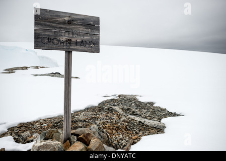 Antarktis - Ein altes hölzernes Schild verkündet der Britischen Krone Land in der Nähe von Historic Wordie Haus in der Antarktis. Ursprünglich als Basis F bekannt und später umbenannt, nachdem James Wordie, chief scientist über Ernest Shackleton's große Antarktis-expedition Wordie Haus stammt aus der Mitte der 1940er Jahre. Es war einer der wenigen Basen von den Briten errichtet als Teil einer geheimen Weltkrieg-II-Mission codenamed Operation Tabarin. Das Haus ist intakt erhalten und steht in der Nähe von wernadsky Forschungsbasis in der Argentinischen Inseln in der Antarktis. Stockfoto