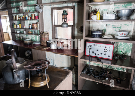 WINTERINSEL, Antarktis — der Küchenbereich von Wordie House, mit einem großen Radio, das mit dem Akronym FIDS für Falkland Islands Dependency Survey markiert ist. Ursprünglich bekannt als Base F und später umbenannt nach James Wordie, Chefwissenschaftler auf Ernest Shackletons großer Antarktis-Expedition, stammt das Wordie House aus der Mitte der 1940er Jahre Es war eine von wenigen Stützpunkten, die von den Briten im Rahmen einer geheimen Mission im Zweiten Weltkrieg mit Codenamen Operation Tabarin gebaut wurden. Das Haus ist intakt erhalten und steht in der Nähe der Forschungsbasis Vernadsky auf den Argentinischen Inseln in der Antarktis. Stockfoto