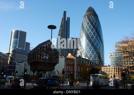 Paleys auf Entfermung Skulptur im Vordergrund mit der Gurke und anderen Gebäuden, aus denen die Skyline von London. Stockfoto