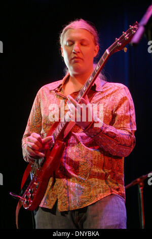 22. Januar 2006; New York, NY, USA; Derek Trucks und seine Band, die erklingt in Florenz Gould Hall am Sonntagabend, 22. Januar 2006. Obligatorische Credit: Foto von Aviv klein/ZUMA Press. (©) Copyright 2006 von Aviv klein Stockfoto