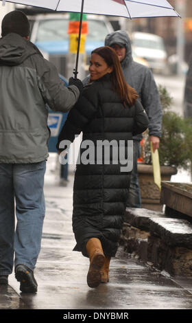 23. Januar 2006; New York, NY, USA; HALLE BERRY auf der New York Film Set von "Perfect Stranger" obligatorische Credit: Foto von Dan Herrick/KPA/ZUMA Press. (©) Copyright 2006 von Dan Herrick Stockfoto