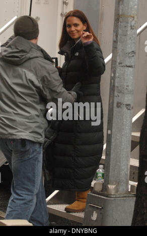 23. Januar 2006; New York, NY, USA; HALLE BERRY auf der New York Film Set von "Perfect Stranger" obligatorische Credit: Foto von Dan Herrick/KPA/ZUMA Press. (©) Copyright 2006 von Dan Herrick Stockfoto