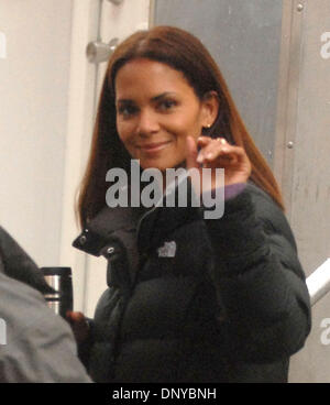 23. Januar 2006; New York, NY, USA; HALLE BERRY auf der New York Film Set von "Perfect Stranger" obligatorische Credit: Foto von Dan Herrick/KPA/ZUMA Press. (©) Copyright 2006 von Dan Herrick Stockfoto