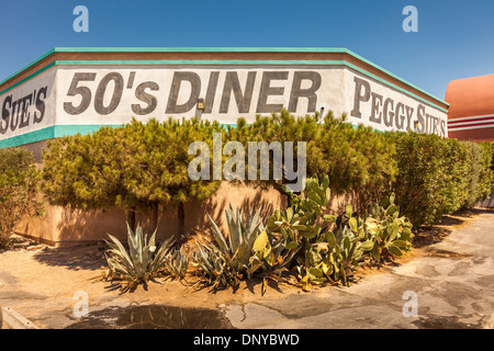 Peggy Sue 50er Jahre Diner bunte Eingang, Yermo, Kalifornien, USA Stockfoto