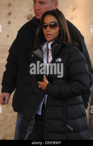 24. Januar 2006; New York, NY, USA; HALLE BERRY am Set von "Perfect Stranger" in New York. Obligatorische Credit: Foto von Dan Herrick/KPA/ZUMA Press. (©) Copyright 2006 von Dan Herrick Stockfoto