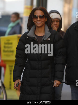 24. Januar 2006; New York, NY, USA; HALLE BERRY am Set von "Perfect Stranger" in New York. Obligatorische Credit: Foto von Dan Herrick/KPA/ZUMA Press. (©) Copyright 2006 von Dan Herrick Stockfoto