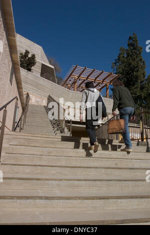 25. Januar 2006; Pacific Palisades, Kalifornien, USA; Gäste steigen die Treppe des Pavillons Eintrag auf die Getty Villa. J. Paul Getty Museum, geschlossen wegen Renovierung und Erweiterung im Jahr 1997 hat nach 275 Millionen Dollar an Ergänzungen und Renovierungen wieder eröffnet. Das Museum beherbergt heute über 23 Galerien anzeigen über 1.200 Stücke aus der ständigen Sammlung des Getty. Es gibt auch Ausstellungen Stockfoto