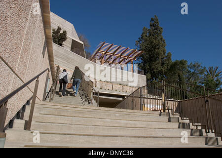 25. Januar 2006; Pacific Palisades, Kalifornien, USA; Gäste steigen die Treppe des Pavillons Eintrag auf die Getty Villa. J. Paul Getty Museum, geschlossen wegen Renovierung und Erweiterung im Jahr 1997 hat nach 275 Millionen Dollar an Ergänzungen und Renovierungen wieder eröffnet. Das Museum beherbergt heute über 23 Galerien anzeigen über 1.200 Stücke aus der ständigen Sammlung des Getty. Es gibt auch Ausstellungen Stockfoto