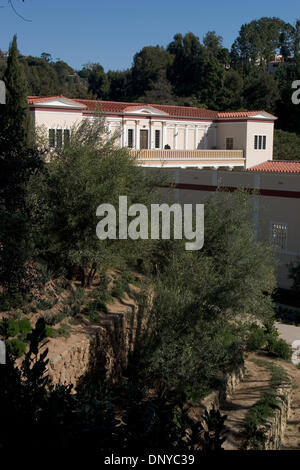 25. Januar 2006; Pacific Palisades, Kalifornien, USA; Die Getty Villa. J. Paul Getty Museum, geschlossen wegen Renovierung und Erweiterung im Jahr 1997 hat nach 275 Millionen Dollar an Ergänzungen und Renovierungen wieder eröffnet. Das Museum beherbergt heute über 23 Galerien anzeigen über 1.200 Stücke aus der ständigen Sammlung des Getty. Es gibt auch Ausstellungen, ein Klassik open Air Amphitheater für Konzerte la Stockfoto