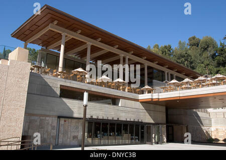 25. Januar 2006; Pacific Palisades, Kalifornien, USA; Museum Shop und Cafe in der Getty Villa. J. Paul Getty Museum, geschlossen wegen Renovierung und Erweiterung im Jahr 1997 hat nach 275 Millionen Dollar an Ergänzungen und Renovierungen wieder eröffnet. Das Museum beherbergt heute über 23 Galerien anzeigen über 1.200 Stücke aus der ständigen Sammlung des Getty. Es gibt auch Ausstellungen, ein Klassik open air Stockfoto