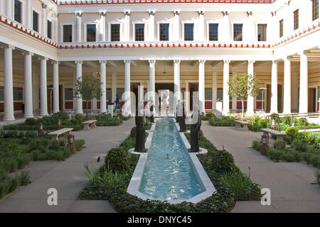 25. Januar 2006; Pacific Palisades, Kalifornien, USA; Der innere Säulenhalle der Getty Villa beinhaltet Replikate von Bronzestatuen von Frauen bei der Villa dei Papiri in Herculaneum südlich von Rom gefunden. J. Paul Getty Museum, geschlossen wegen Renovierung und Erweiterung im Jahr 1997 hat nach 275 Millionen Dollar an Ergänzungen und Renovierungen wieder eröffnet. Das Museum beherbergt heute über 23 Galerien anzeigen Stockfoto