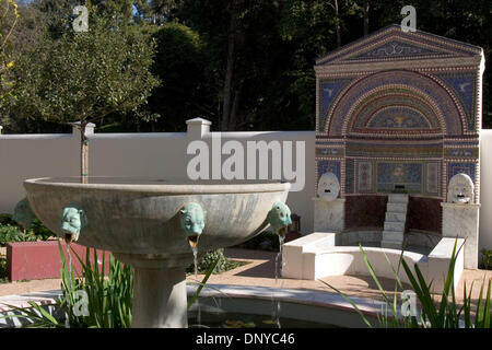 25. Januar 2006; Pacific Palisades, Kalifornien, USA; Zwei Brunnen in der Ostgarten der Getty Villa. J. Paul Getty Museum, geschlossen wegen Renovierung und Erweiterung im Jahr 1997 hat nach 275 Millionen Dollar an Ergänzungen und Renovierungen wieder eröffnet. Das Museum beherbergt heute über 23 Galerien anzeigen über 1.200 Stücke aus der ständigen Sammlung des Getty. Es gibt auch Ausstellungen, eine klassische Stockfoto