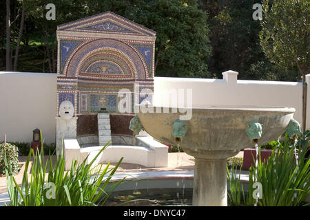 25. Januar 2006; Pacific Palisades, Kalifornien, USA; Zwei Brunnen in der Ostgarten der Getty Villa. J. Paul Getty Museum, geschlossen wegen Renovierung und Erweiterung im Jahr 1997 hat nach 275 Millionen Dollar an Ergänzungen und Renovierungen wieder eröffnet. Das Museum beherbergt heute über 23 Galerien anzeigen über 1.200 Stücke aus der ständigen Sammlung des Getty. Es gibt auch Ausstellungen, eine klassische Stockfoto